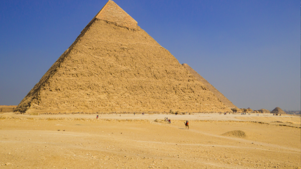 A three-tier pyramid structure with Japanese salespeople at different levels, top tier glowing brightly, bottom tier in shadow, clean infographic style with dramatic lighting / 3層ピラミッド構造、各層に日本人営業マン、頂点は輝き、底辺は影、インフォグラフィック風のドラマチックな照明